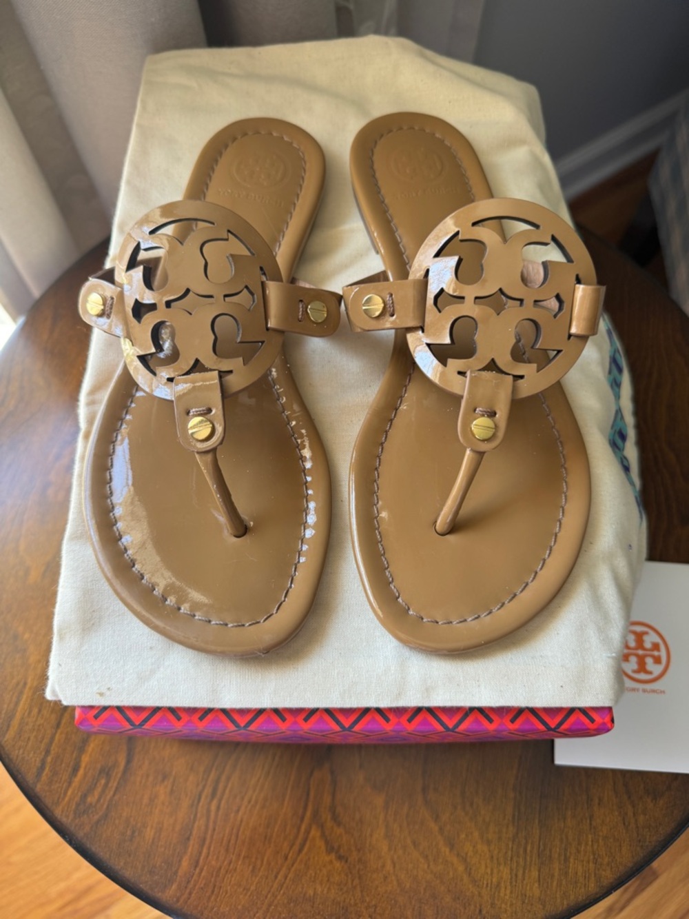 Tory Burch Patent Leather Logo Thong Sandals in Tan